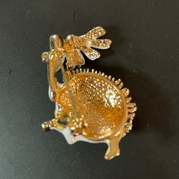 Hedgehog and Daisy Brooch ~ Hedgehog Pin ~ Gold Brooch ~ Gold Pin in Gift Box - Picture 2 of 3
